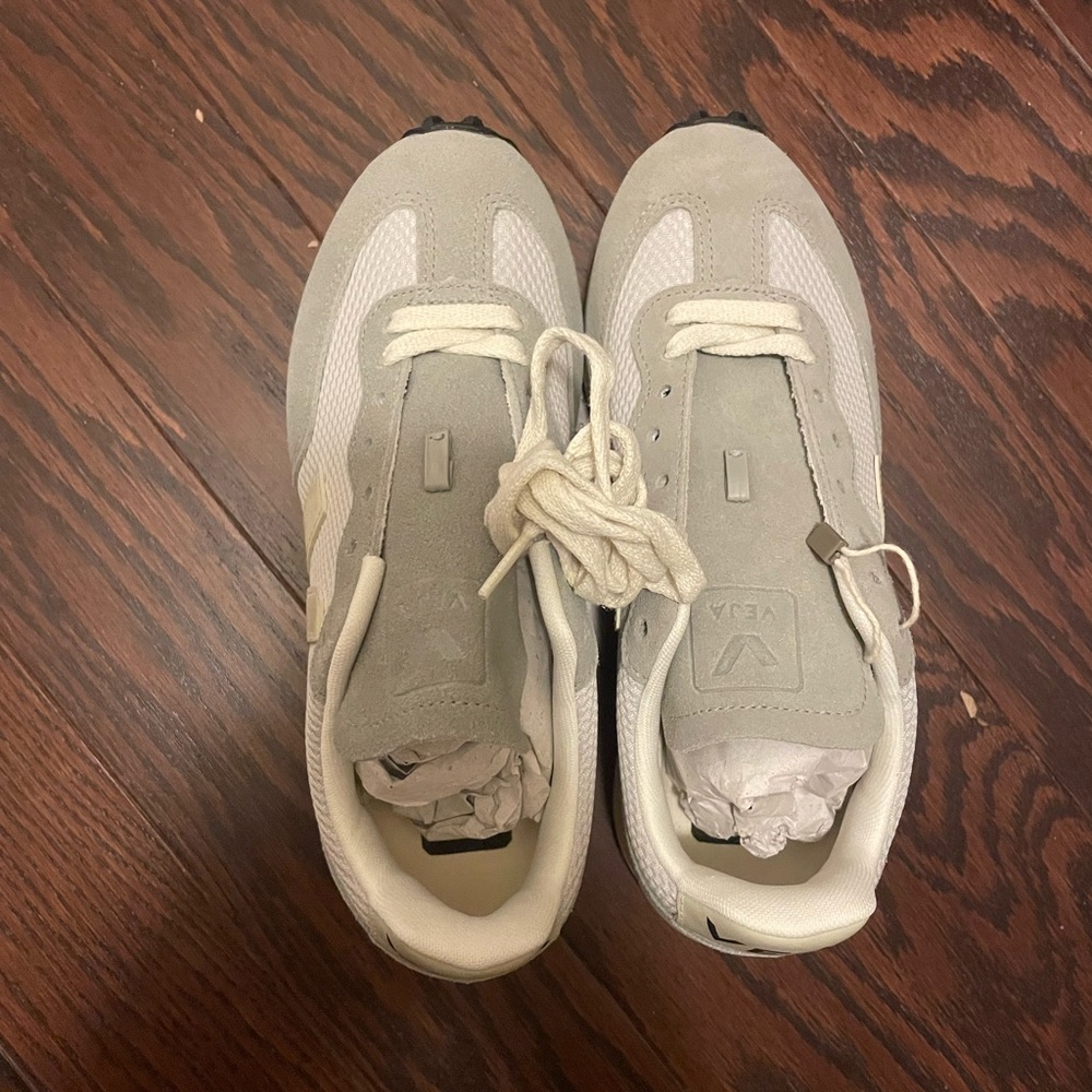 NWT size US 7 Veja Rio Branco leather-trimmed suede and Alveomesh sneakers